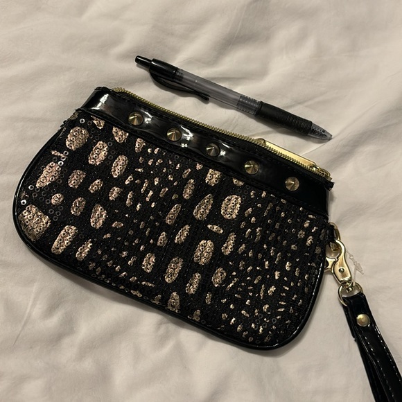 Jersey Johnson Wristlet - Picture 4 of 4